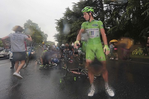 9047_TDF14_Stg19_Rain_Crash_3km_to_go-Peter_SAGAN_(Green)_tdwPhSpt